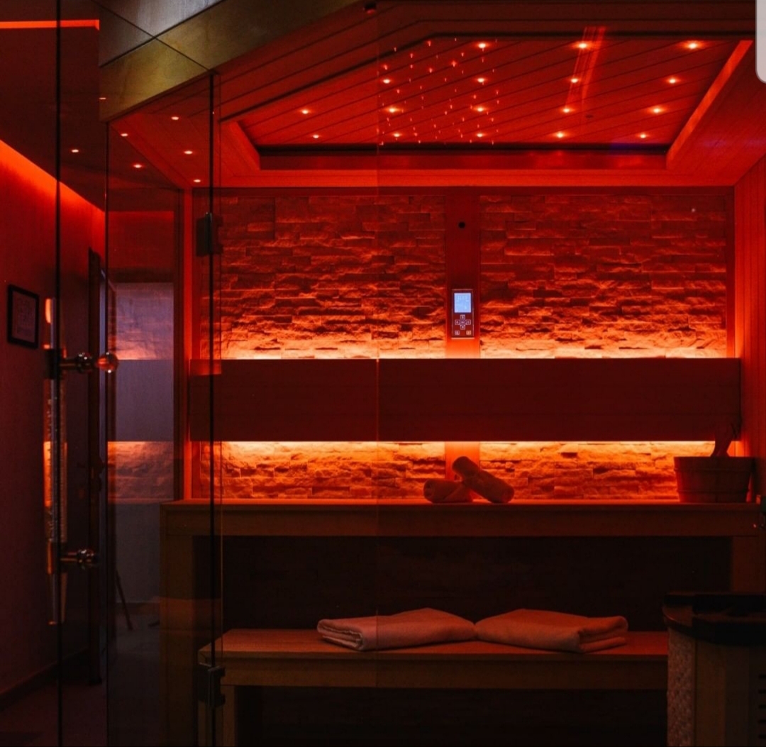 Bio sauna sa prirodnim drvetom i ambijentalnim osvetljenjem